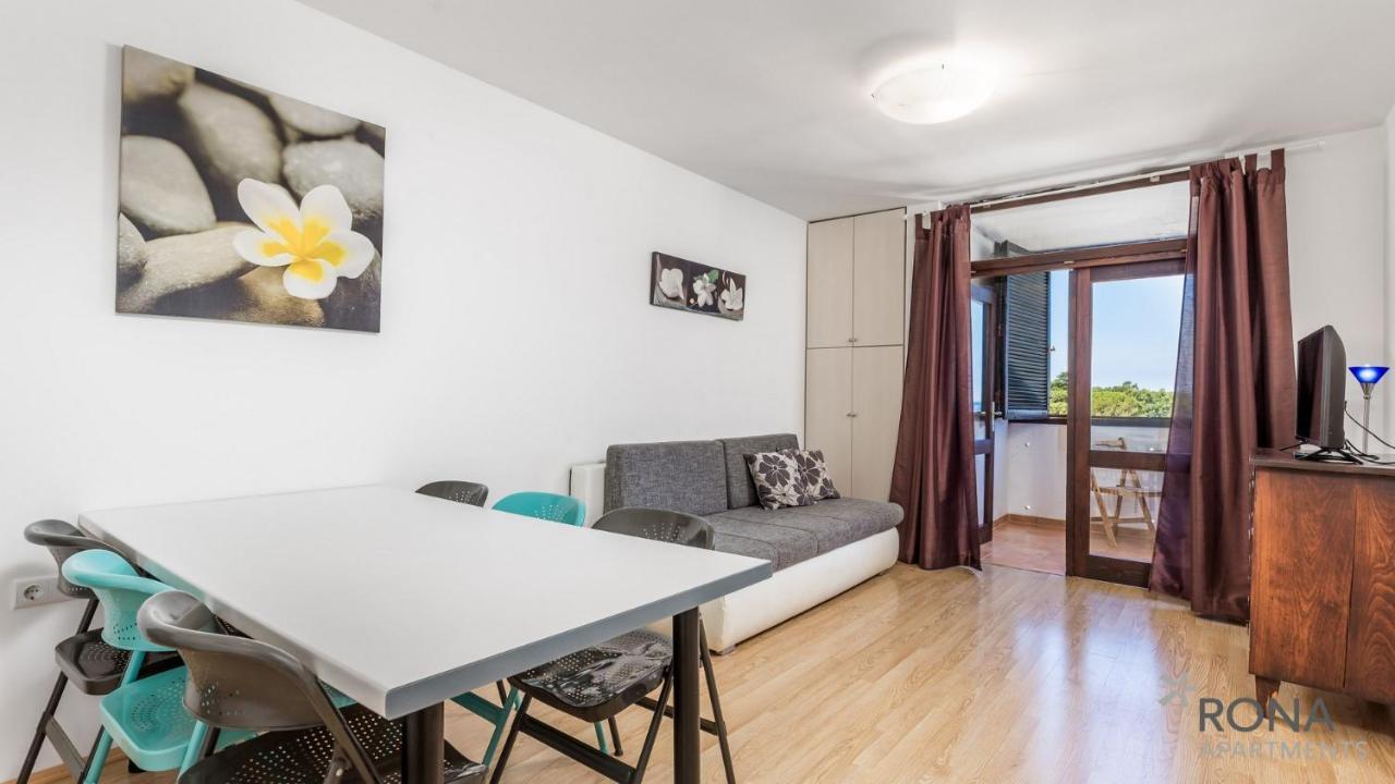 Rona Apartment Zrinka Porec Bagian luar foto